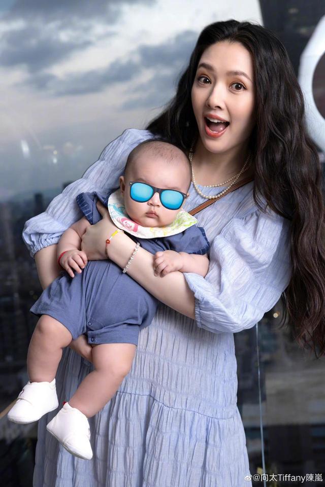向太晒照，郭碧婷生二胎后首露面