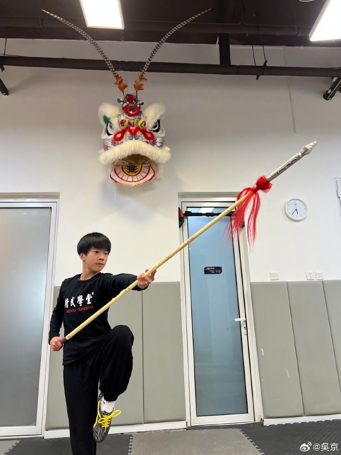 吴京晒出带娃照，回应倪萍《乘风2026》中喊话“让吴京在家老实待着，把孩子照顾好”