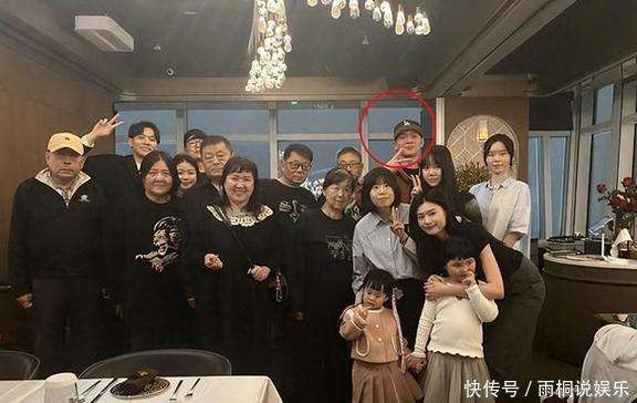 陈宝莲的孩子都23岁了，王菲和宽姐把他照顾的很好，五官轮廓很正！