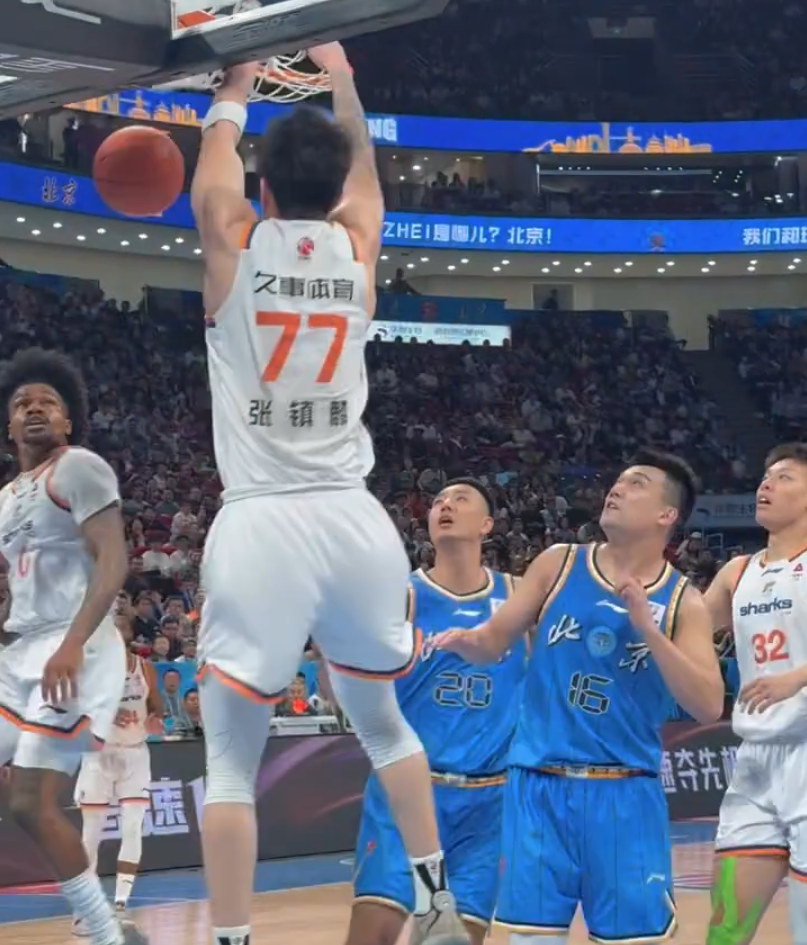 王哲林24+17成现役总分王！上海胜北京取19连胜 锁定常规赛冠军