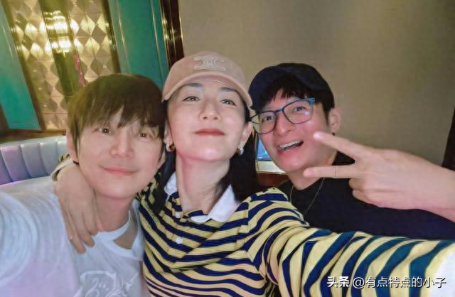何炅谢娜李维嘉聚餐照误传KTV，25年神仙友情太动人_有点特点的小子