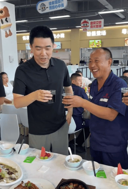 李想请卡车司机吃饭碰杯,称有冒失但无意冒犯,调侃:现实中就不“碰”了