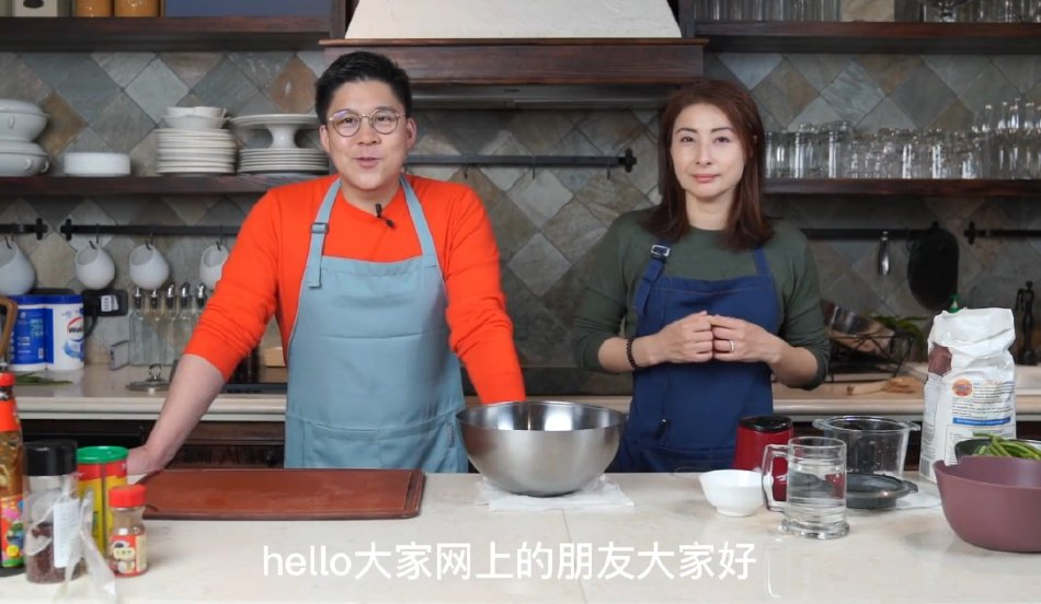 郭晶晶霍启刚夫妻上阵包饺子 合作+吐槽很有爱