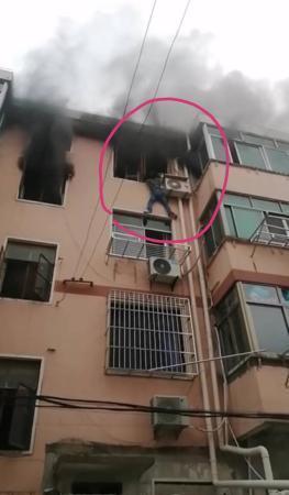 男子火场徒手爬楼救女童 外孙女眼中他是“蜘蛛侠”