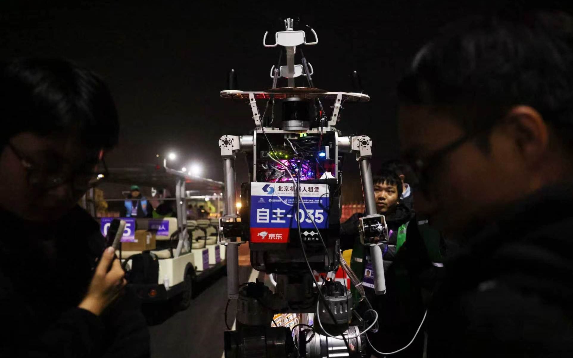 技術人員正在調試參賽機器人。新京報記者 李木易 攝