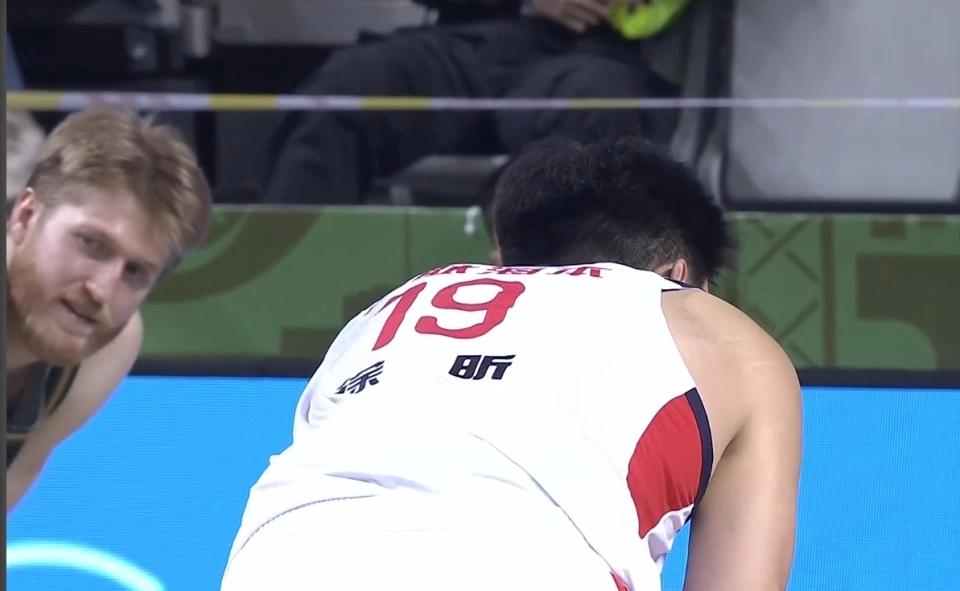评分广州男篮：徐昕21+11，威金顿20+4+6，伯顿18+3+3