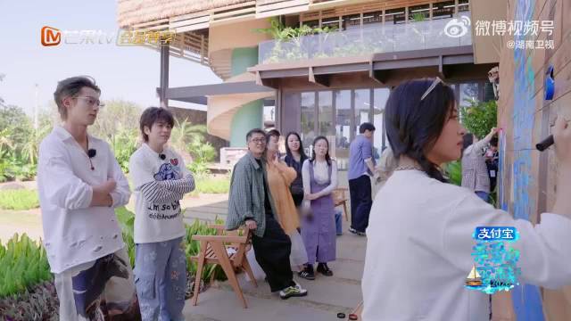 王鹤棣拆台沈月画画，吐槽马思超画作像武艺