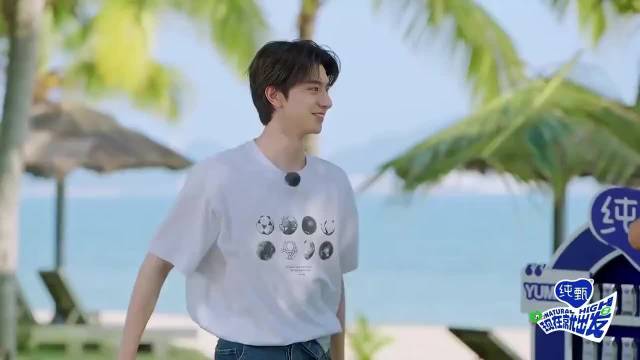 林更新学跳拉丁舞，和林一的舞姿形成了剧烈的对比，沈腾乐坏了