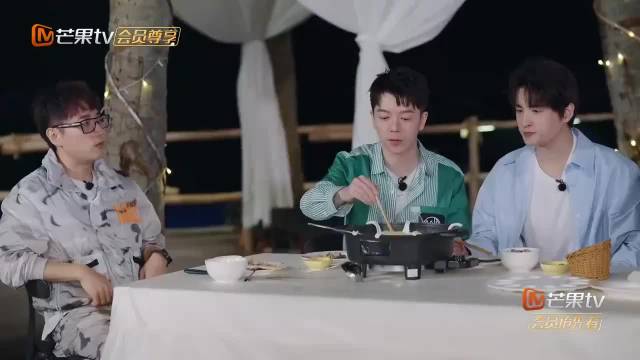 张远王栎鑫不降智，他俩把接歌游戏玩明白了，有种街头卖艺既视感