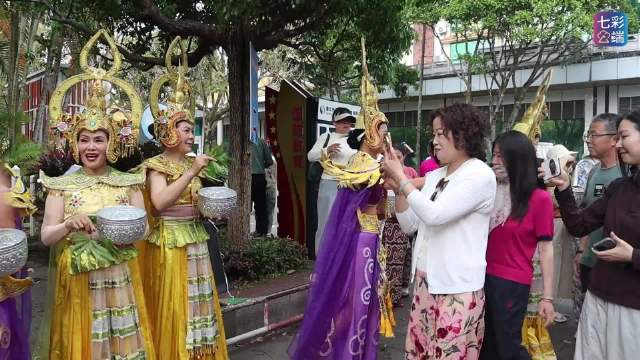 德宏芒市：泼水欢歌迎宾客 长街宴叙民族情