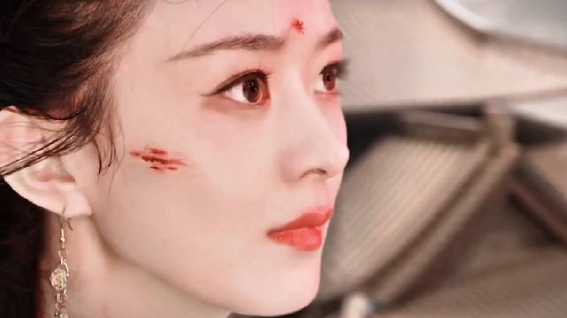 赵丽颖工作室发沈璃剧照，怀抱猫咪展现反差萌
