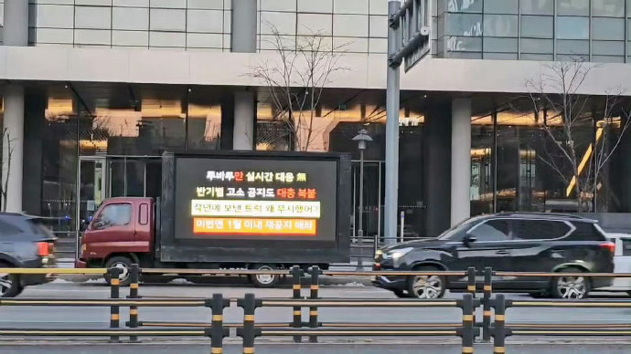 HYBE公司对于TXT粉丝此次的争议和抵制行为，是否会做出公开回应或调整后续策划？