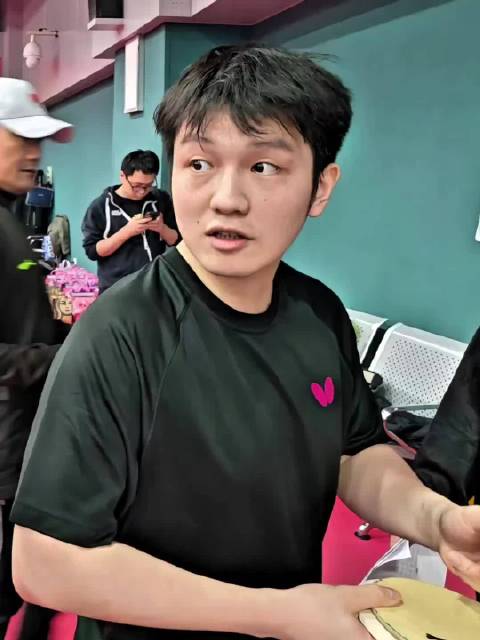 全运会樊振东体测展现可爱一面