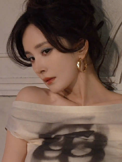 再回顾杨幂miss60这套花絮视频，好神！ 姐轻轻松松驾驭蓝色眼影，一个字绝