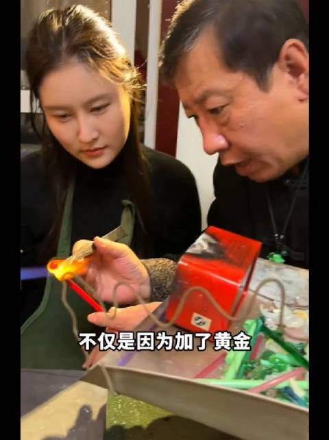 北京料器火中塑形惊艳众人，宋祖儿刘宇宁赞叹非遗技艺