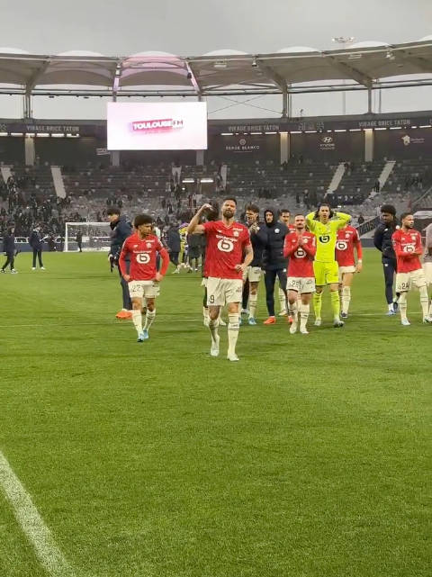 吉鲁进球后脱衣庆祝，将球衣抛给球迷