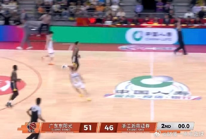 广东男篮在对阵广厦的比赛中采用了哪些关键战术来限制胡金秋的发挥？