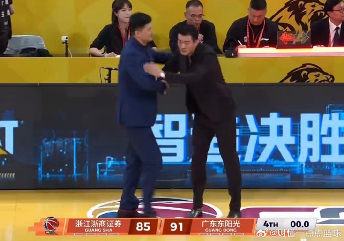 广东宏远队主教练杜锋在比赛中针对胡金秋和布朗制定了哪些战术？