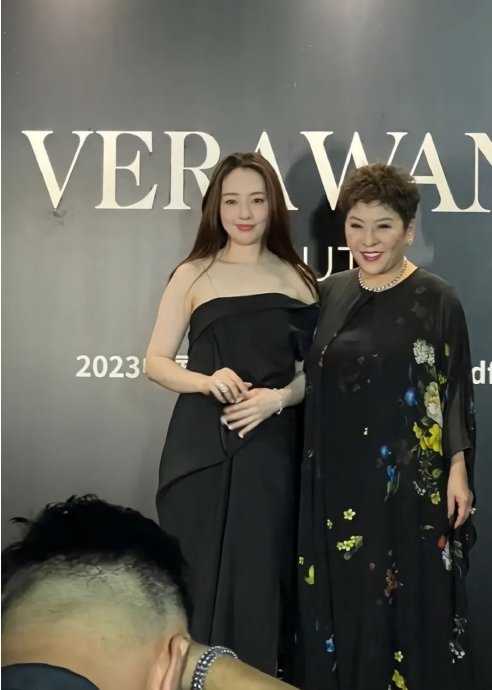 网友们对向太这种强势介入儿子恋情又宠爱儿媳的行为有何不同看法？