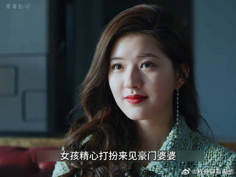 女孩精心打扮来见豪门婆婆，不料却被对方百般嫌弃