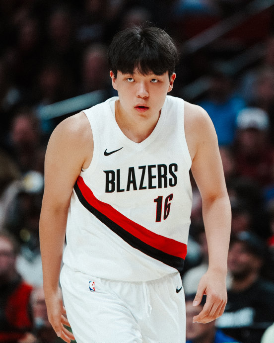 杨瀚森NBA首秀数据黯淡，2.2分+11%三分如何破局？