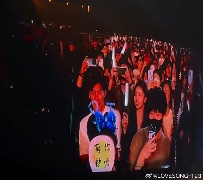 陶喆在天津演唱会上具体被什么造型逗笑到中断演唱？