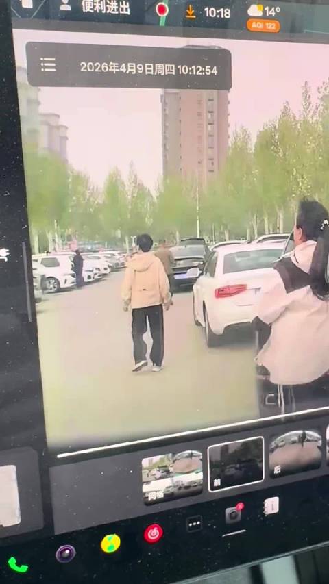 车主遇人肉占车位僵持遭谴责无奈离开