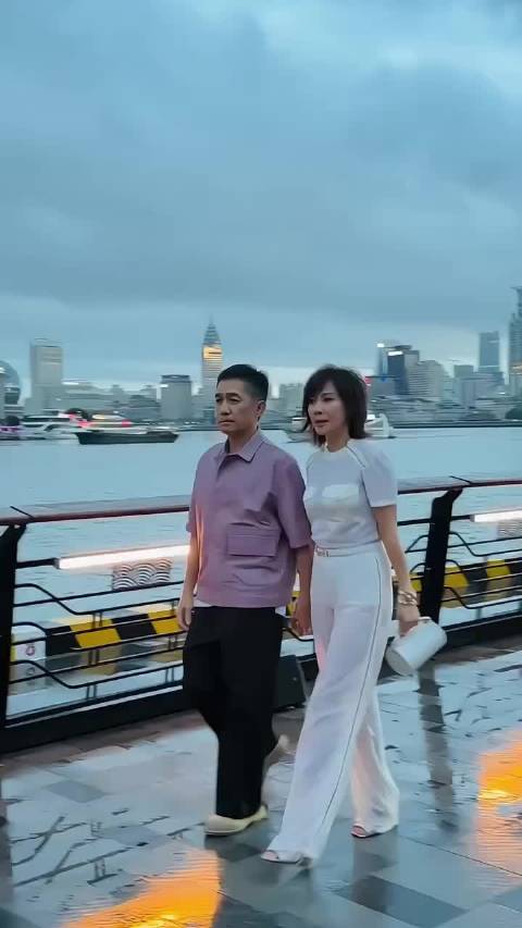 梁朝伟每次出镜，都像个腼腆的大男孩，走到哪都的刘嘉玲领着