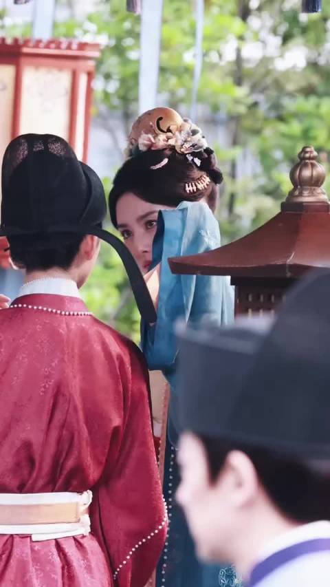 宋祖儿片场感冒擦鼻涕与刘宇宁拍戏温差大需注意健康