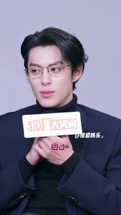 王鹤棣发文表达相思之情，提及黑夜告白