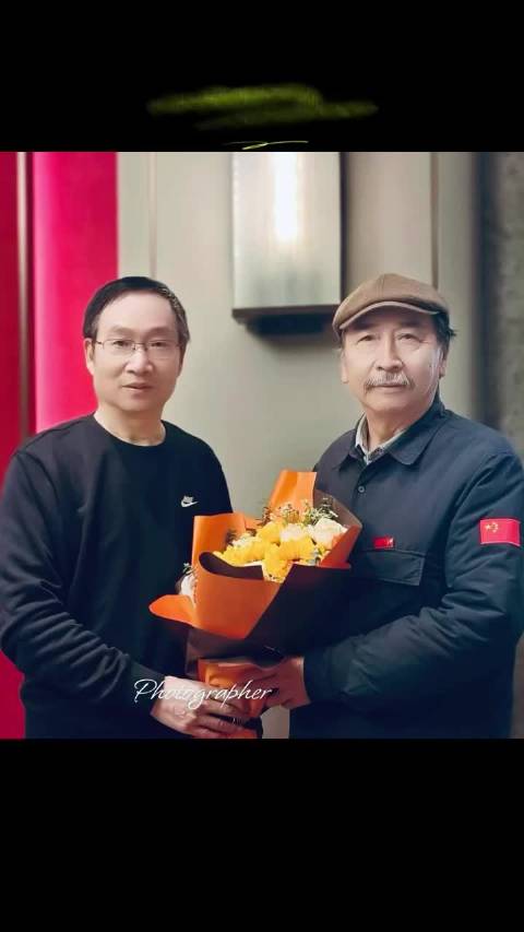 70岁毕彦君低调拍戏38度穿长衫不喊累
