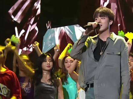 中国蓝十周年庆典刘宇宁初登舞台唱功颜值获赞