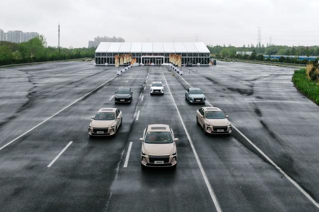 德系同源+4.26L同级最低油耗，6.59万起，荣威i6打造国民新旗舰