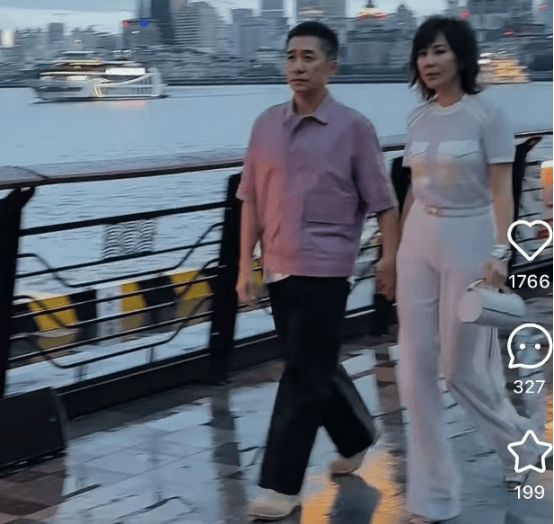 刘嘉玲夫妇逛外滩被偶遇，牵手好恩爱，梁朝伟打扮朴素依旧社恐