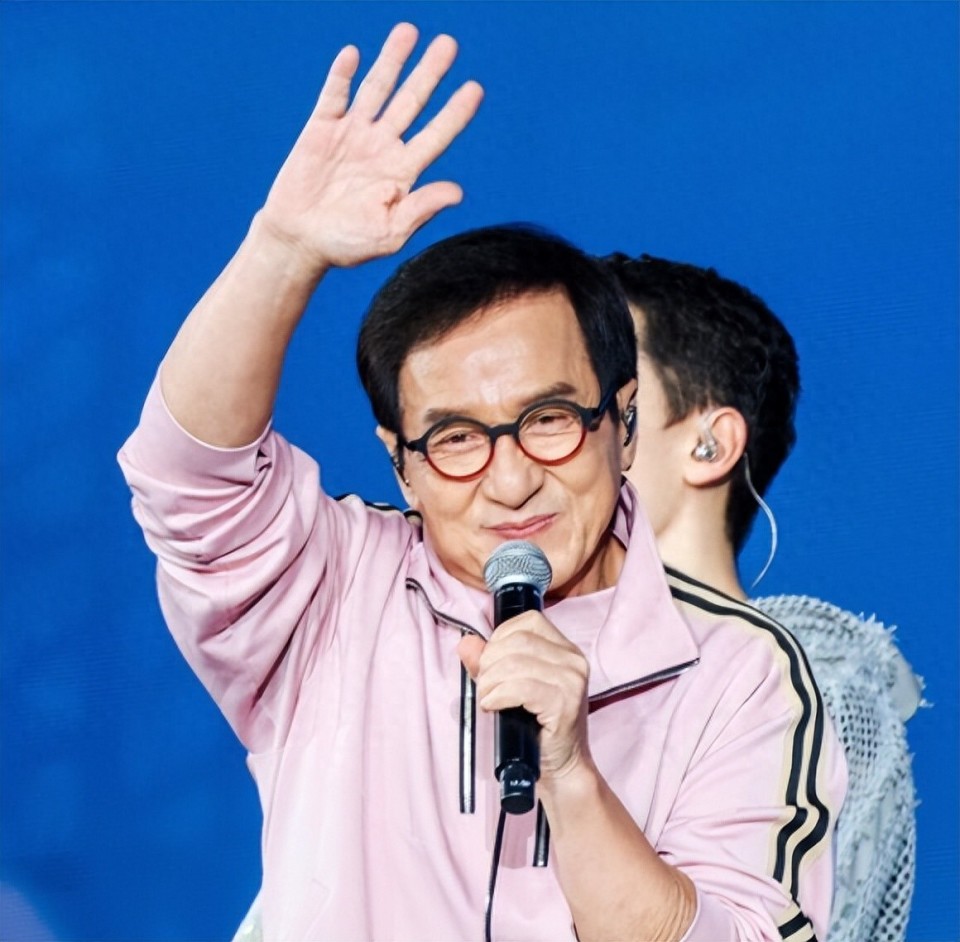 成龙同框儿子大秀父子情，吴绮莉拗女强人人设，生娃27年无名分