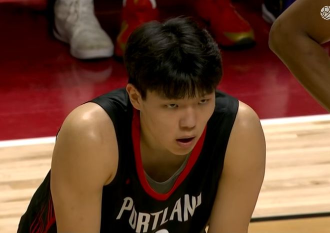 杨瀚森第1球神似约基奇！2米16三分线运球打，秀翻9人，全场欢呼