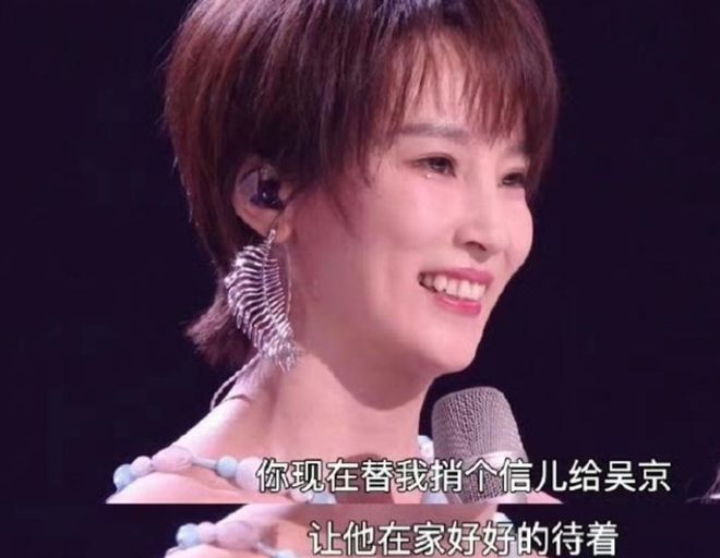 吴京在家带2个娃，11岁儿子出镜阳光练武术，偷带小儿子吃麻辣烫