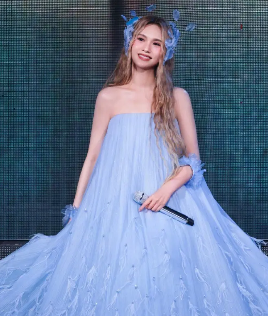 杨丞琳成都演唱会开唱，李荣浩红发低调探班，她调侃自己是合格人妻