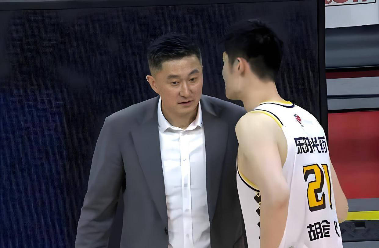 广厦全力捍卫主场尊严，广东男篮面临季后赛逆境