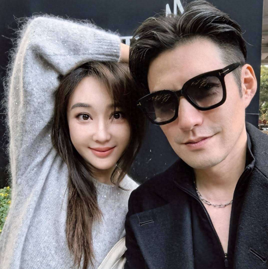 严屹宽为老婆庆生，41岁杜若溪被老公女儿婆婆轮番亲超幸福