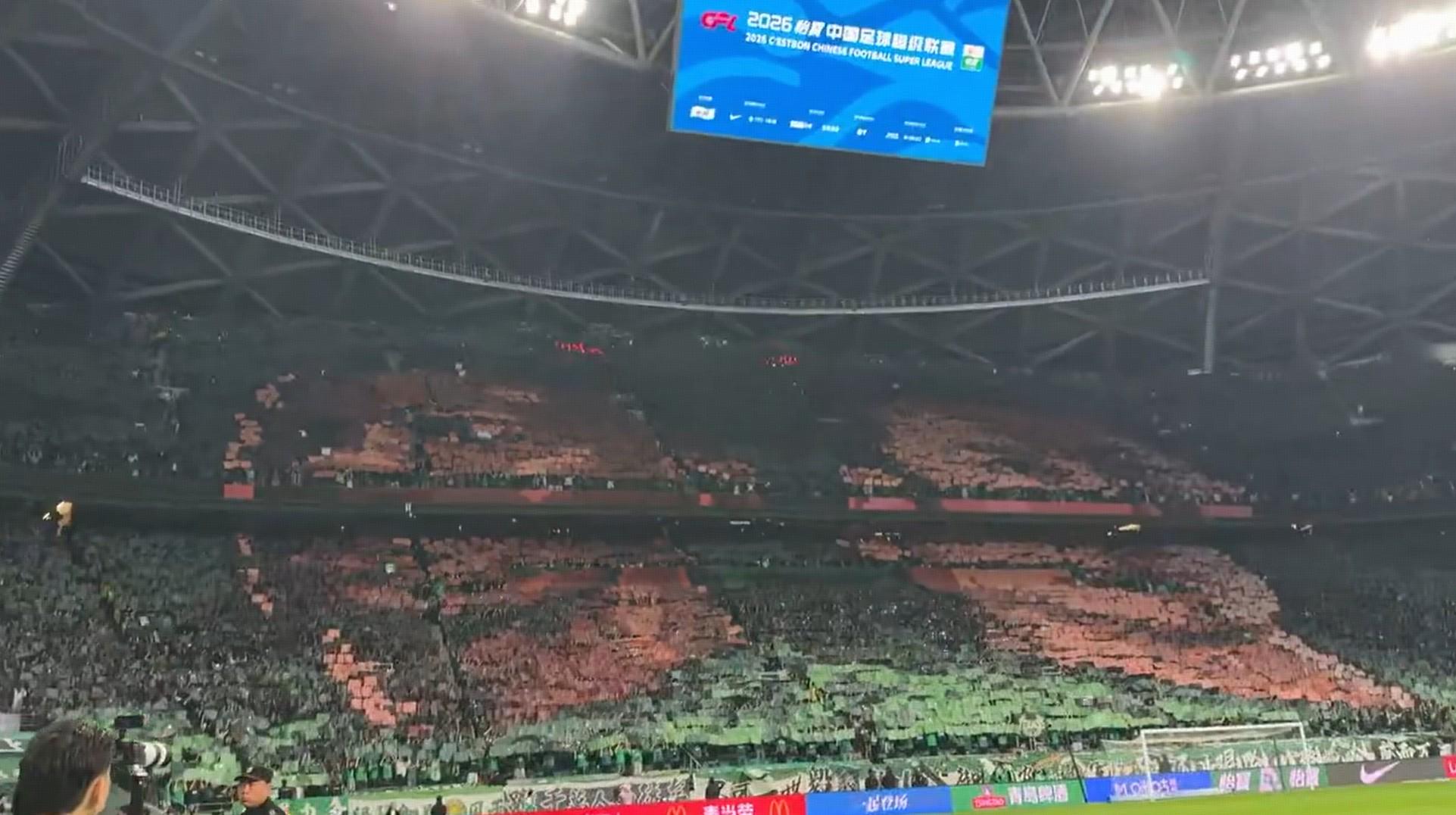 国安对阵成都赛前,工体展示张玉宁、法比奥巨型Tifo
