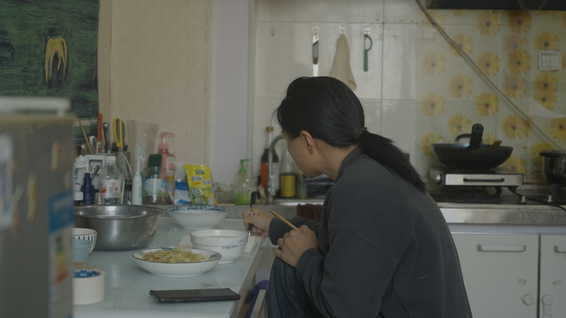 夜晚收工後，王晚邊吃飯邊寫作。新京報記者 吳瑜 攝