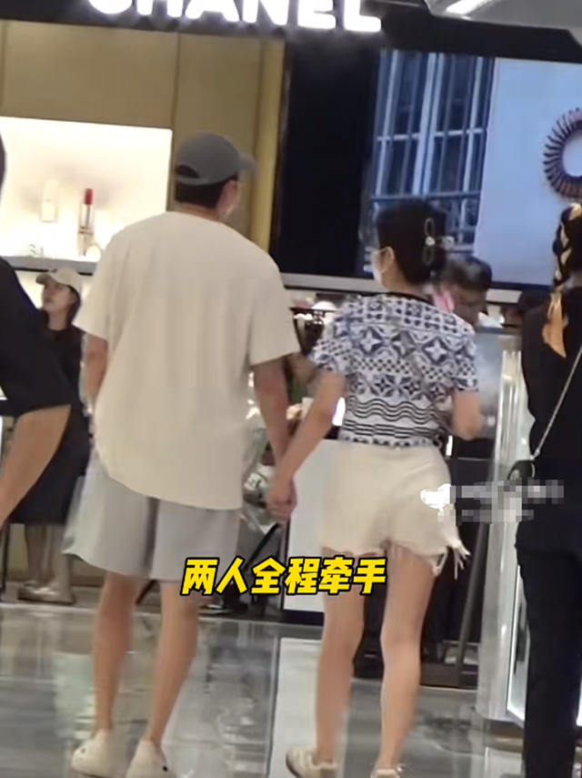 俞灏明夫妇甜蜜逛街，王晓晨全程牵着俞灏明手舍不得松开，好黏他