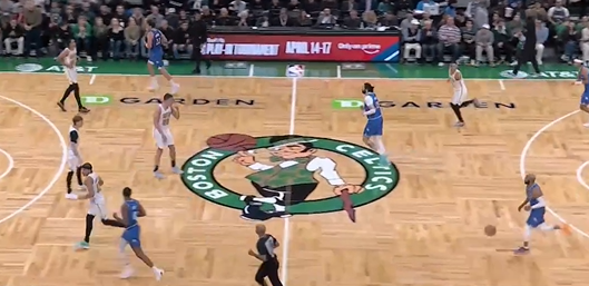 汤杰溜底线空切上篮命中，凯尔特人三节94-81领先魔术