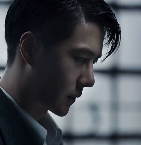 6点，外面下雨，不适宜散步，不如就窝在沙发上看电影吧！