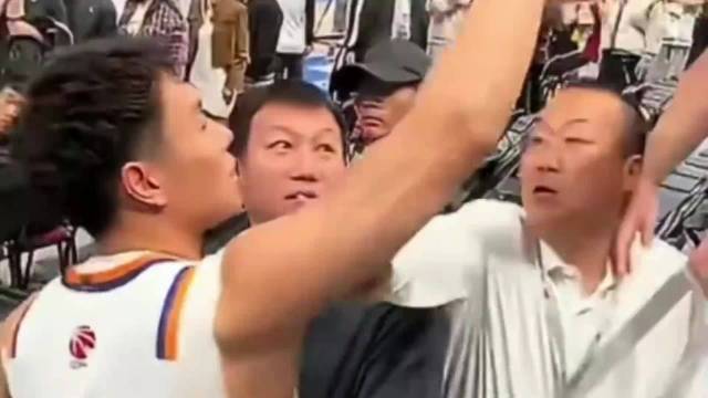 李添荣赛后与球迷击掌遭北汽工作人员推搡