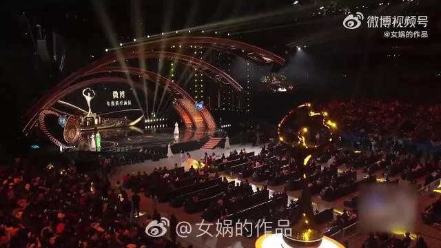 杨幂牵手刘诗诗领奖！两人全程如胶似漆，baby满脸羡慕