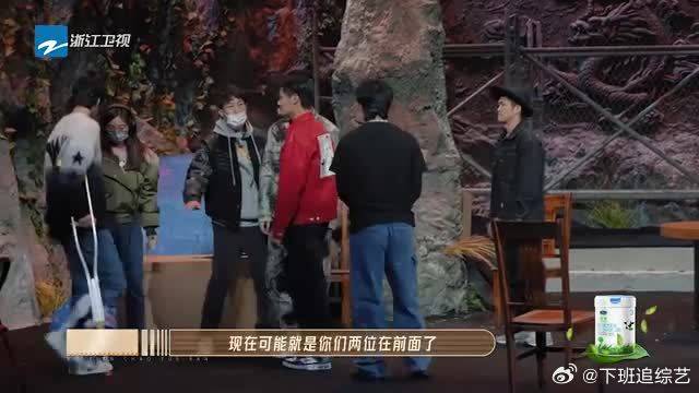 成家班帮郑业成何与刘耀文排练打戏，状况不断，但三人依然努力学习
