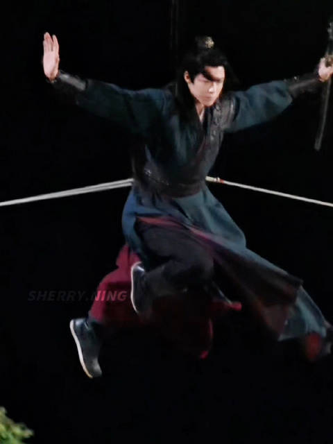 当初就觉得，宁远舟飞出来的这个镜头，帅爆了