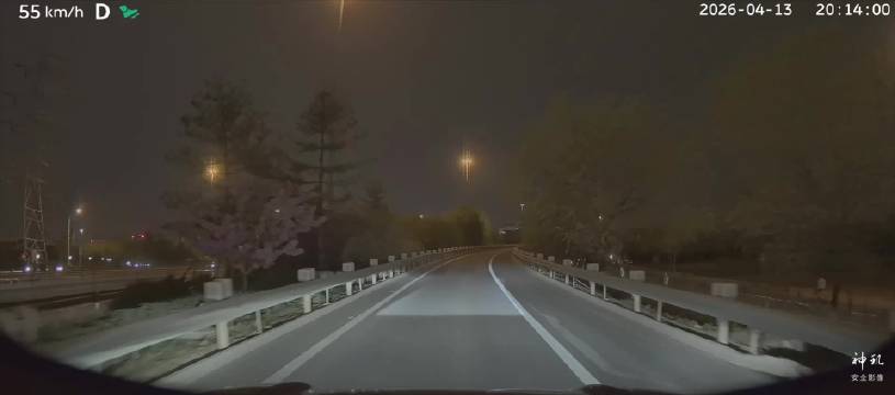 蔚来ES8投影大灯自动警示临停车